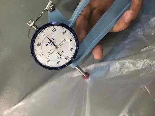 एसबीएस के लिए थर्मल 7 माइक्रोन एचडीपीई छिद्रित फिल्म संशोधित बिटुमेन वाटरप्रूफ झिल्ली के लिए अल्ट्रा पतली, टॉर्च करने योग्य एचडीपीई फिल्म एसबीएस और एपीपी छत प्रणालियों के लिए